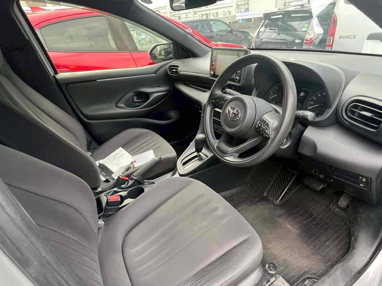 TOYOTA Yaris HYBRID X Image 5