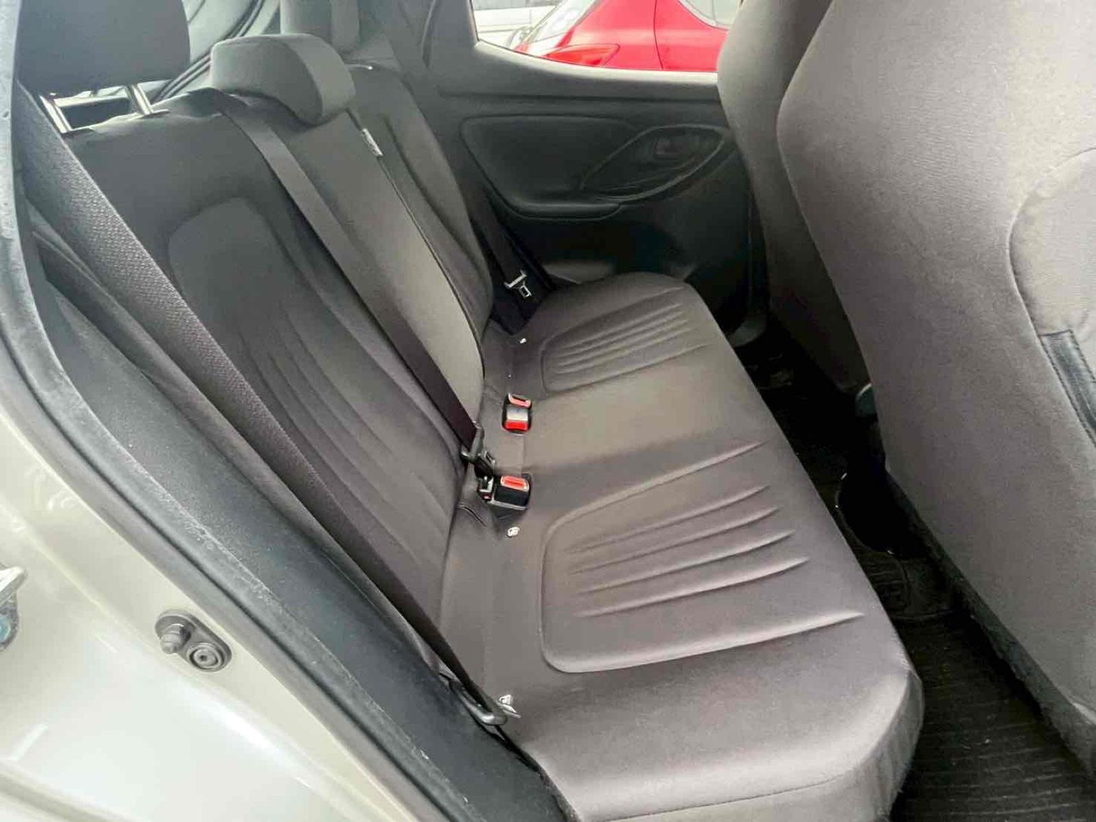 TOYOTA Yaris HYBRID X Image 6