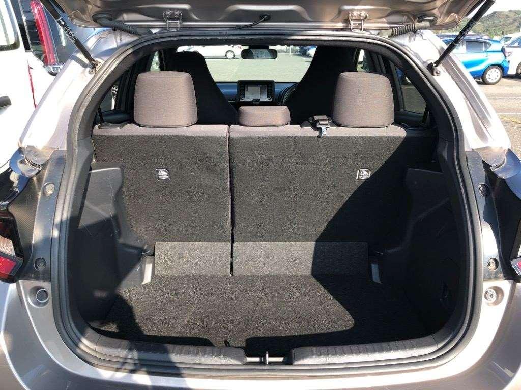 TOYOTA YARIS HYBRID X Image 9