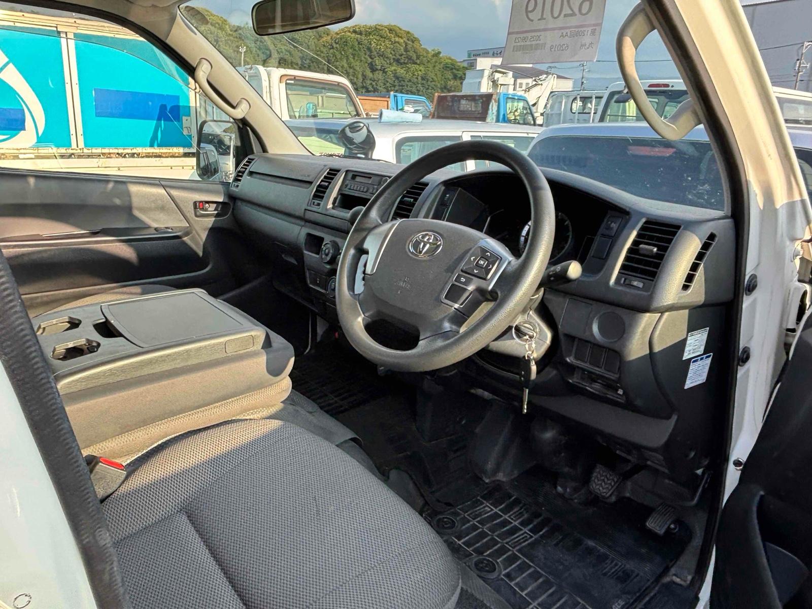 TOYOTA HIACE VAN LONGDX Image 9