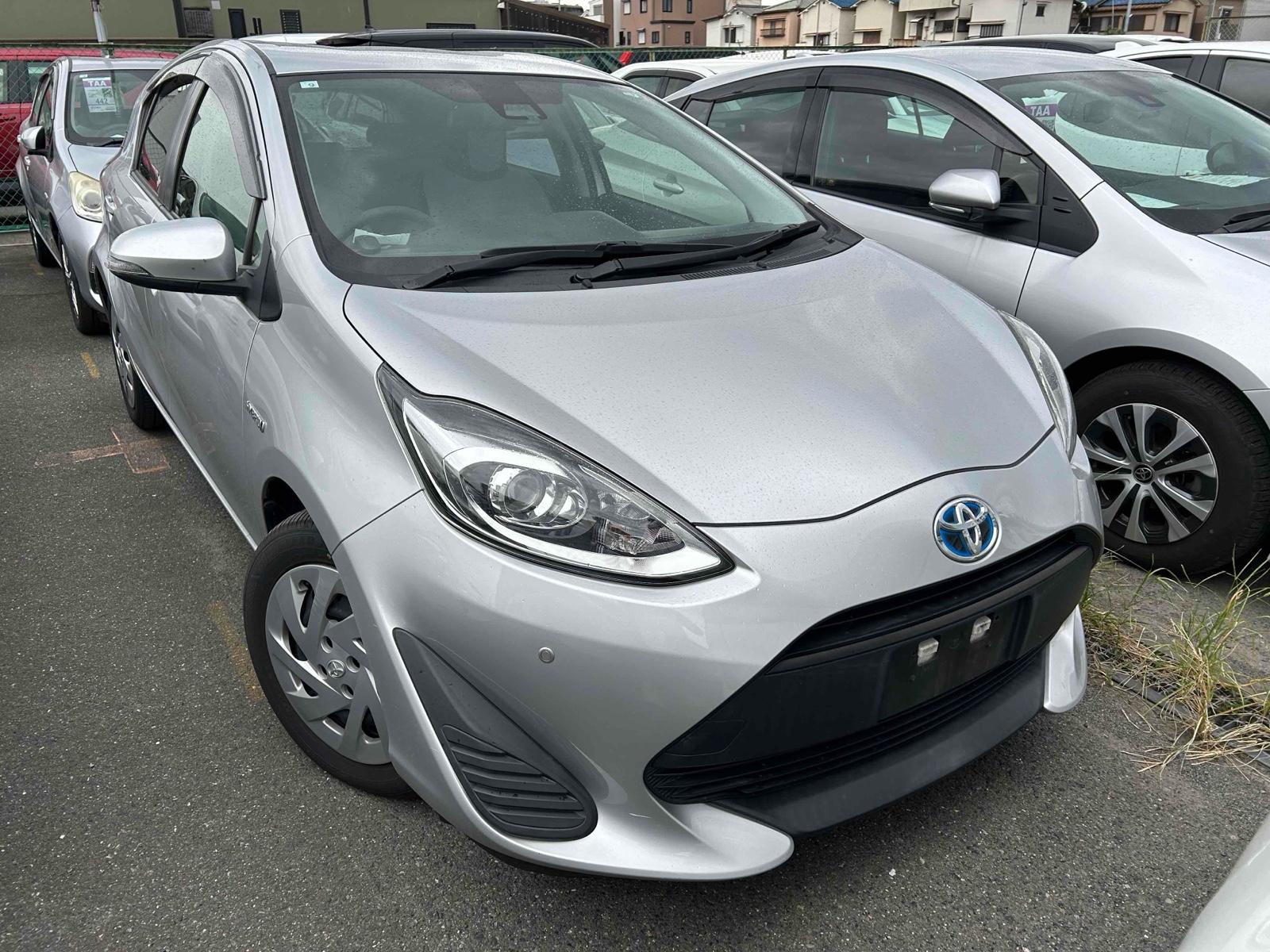 TOYOTA AQUA L Image 9
