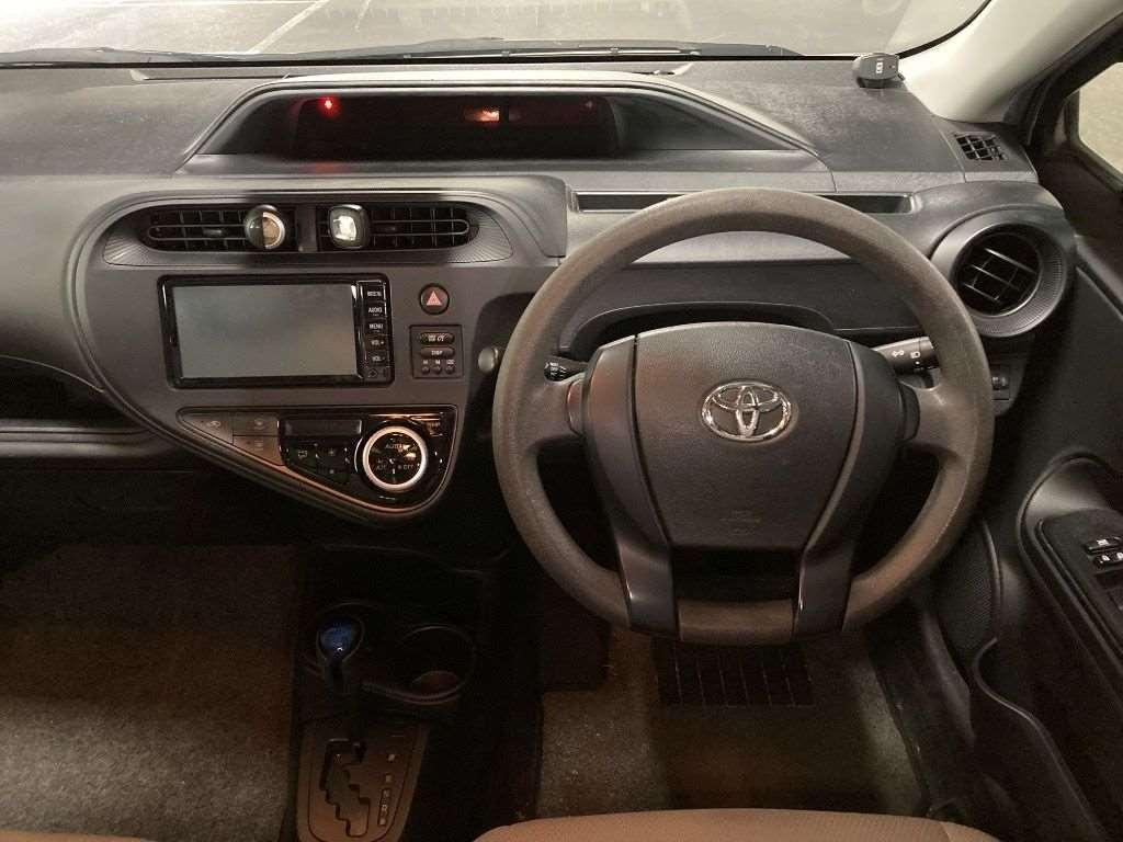 TOYOTA AQUA L Image 6