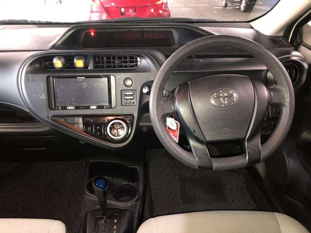 TOYOTA AQUA L Image 6