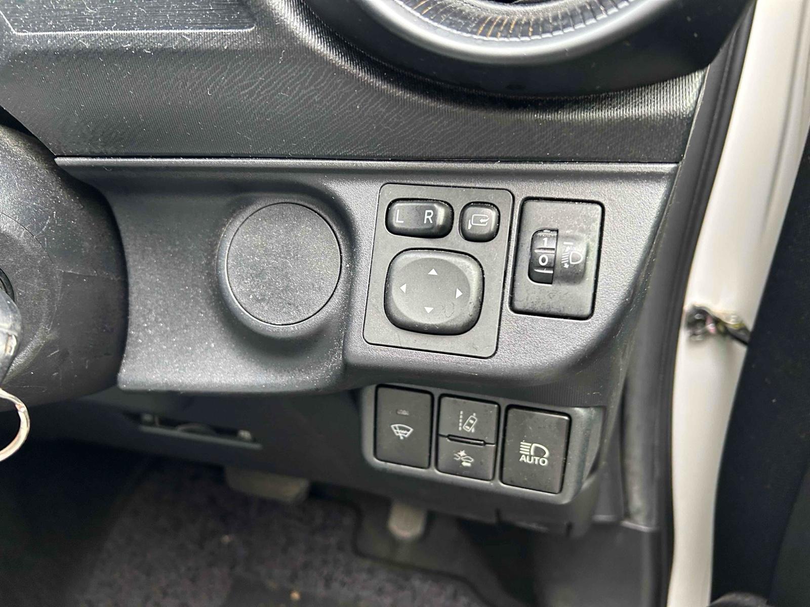TOYOTA AQUA L Image 9