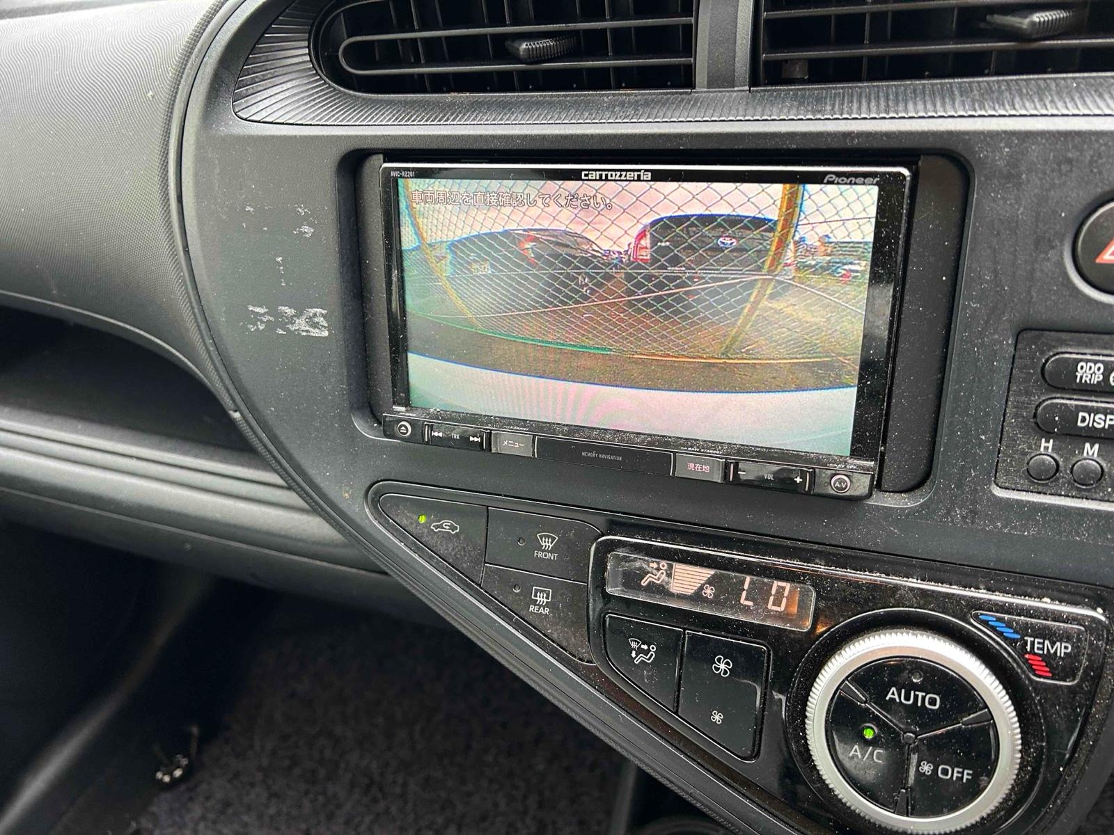 TOYOTA AQUA L Image 10