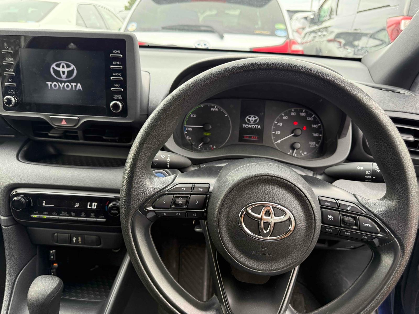 TOYOTA YARIS HYBRID X SAFETYSENSING Image 9