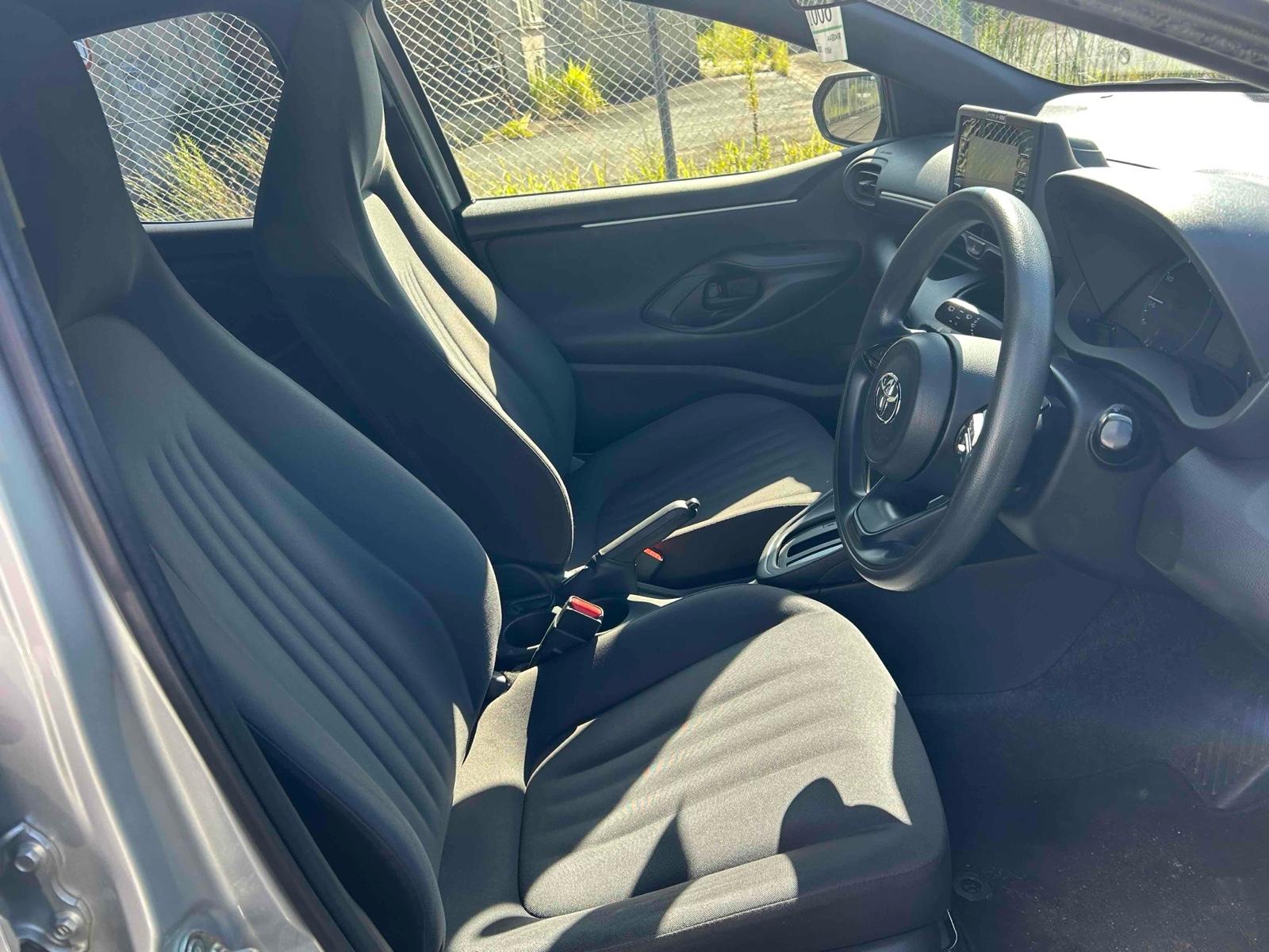 TOYOTA YARIS HYBRID X Image 6