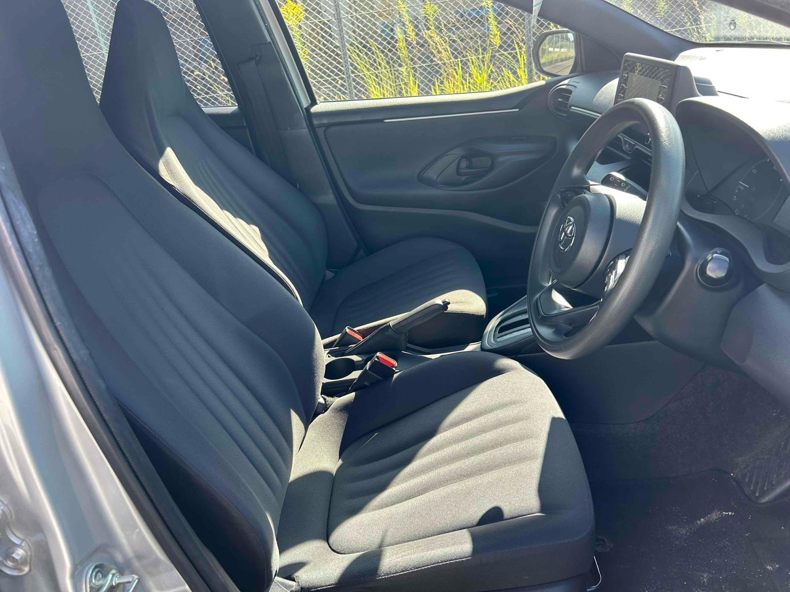 TOYOTA YARIS HYBRID X Image 6