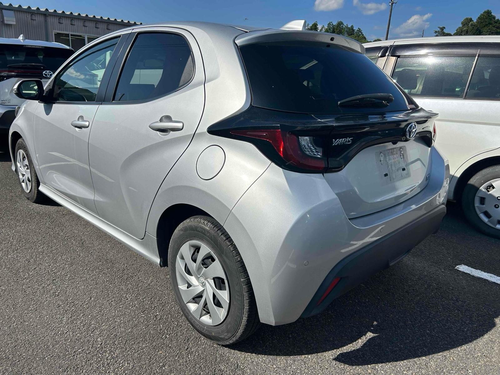 TOYOTA YARIS HYBRID X Image 2
