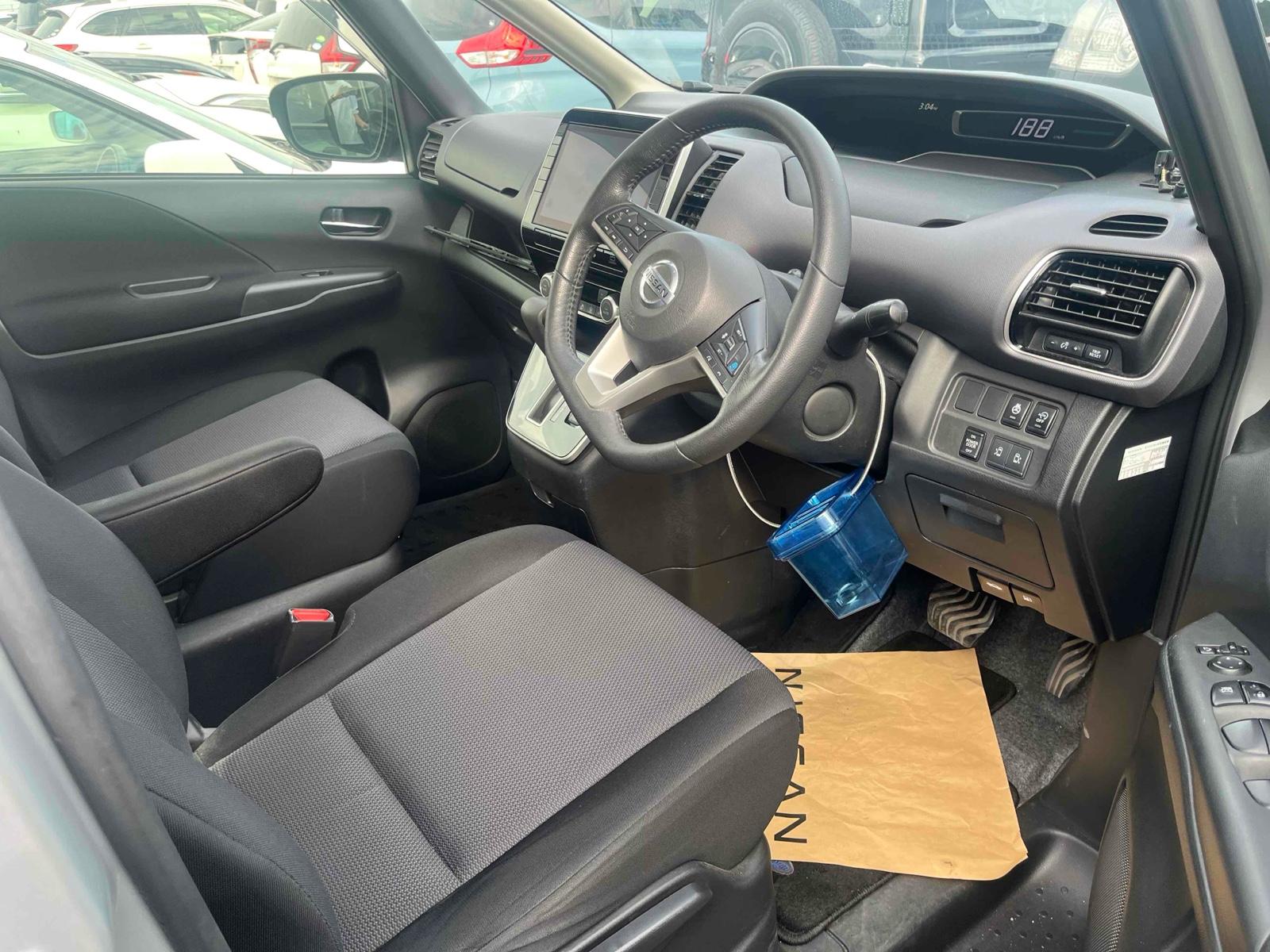 NISSAN SERENA 5D XV Image 3