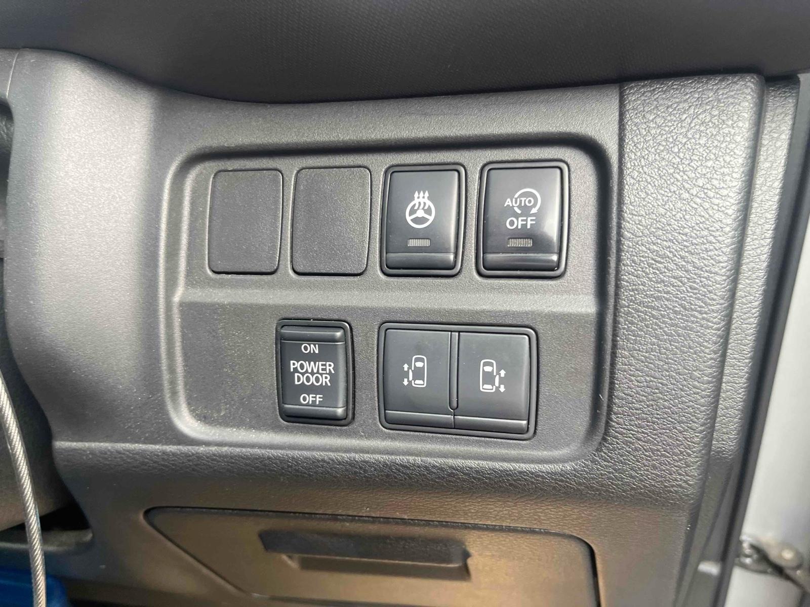 NISSAN SERENA 5D XV Image 6