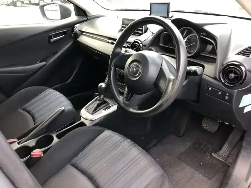 MAZDA DEMIO 13C Image 5