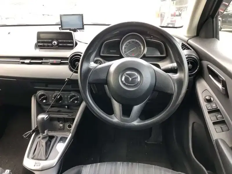 MAZDA DEMIO 13C Image 9
