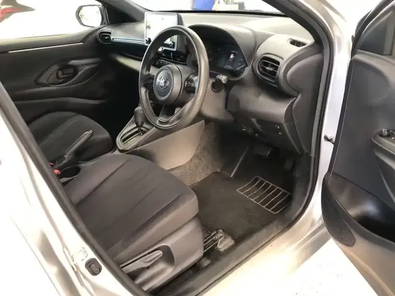 TOYOTA YARIS HYBRID X Image 5