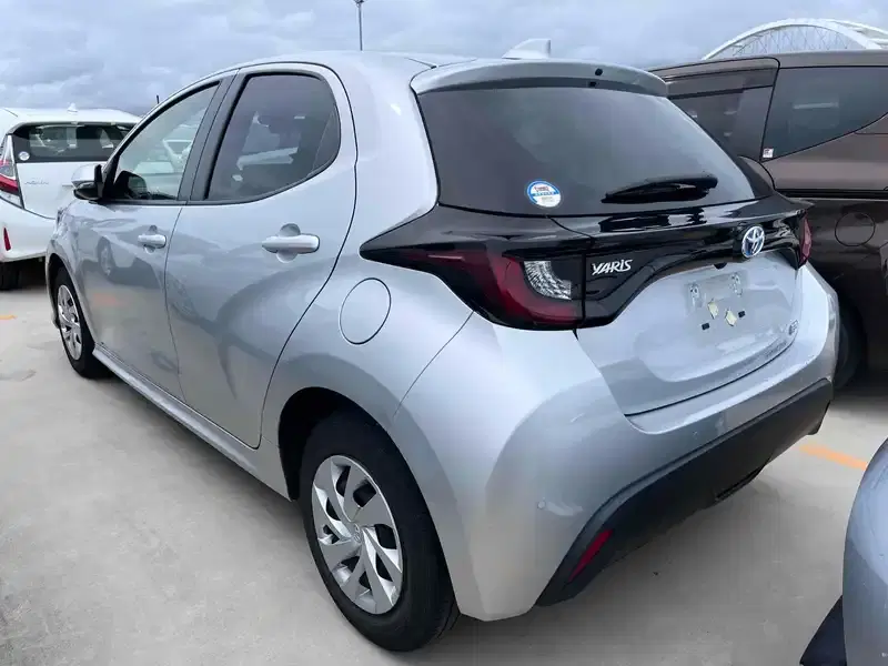 TOYOTA YARIS HYBRID X Image 2