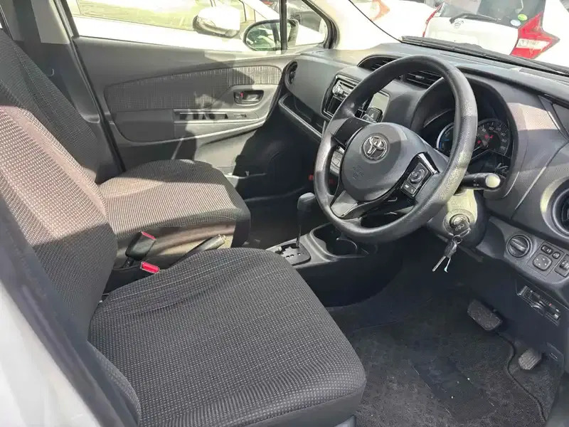 TOYOTA VITZ HYBRID F Image 3