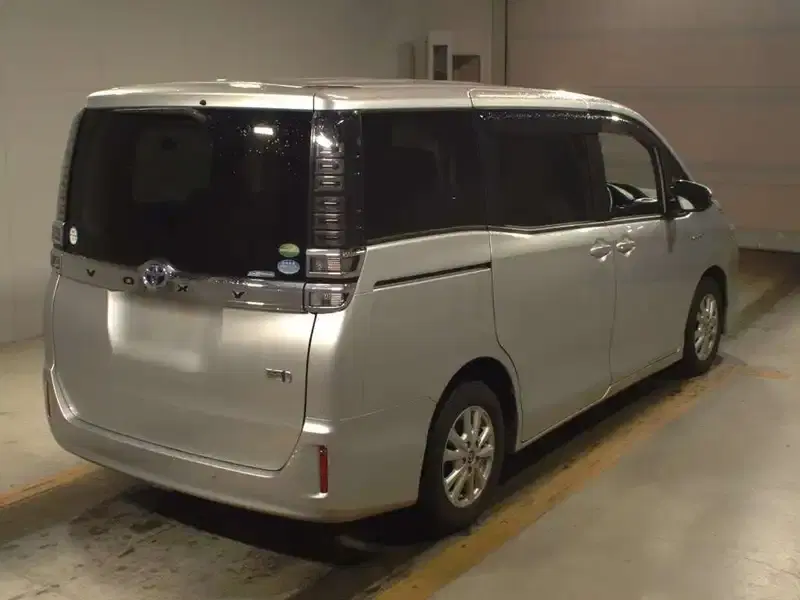 TOYOTA VOXY HYBRID X Image 2
