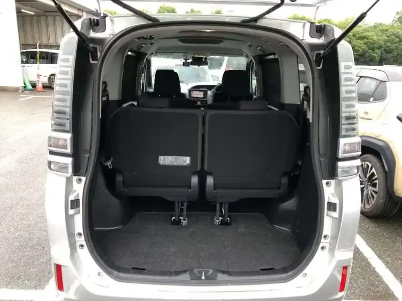 TOYOTA VOXY HYBRID X Image 8