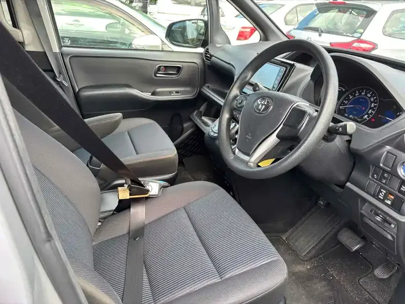 TOYOTA VOXY HYBRID X Image 9