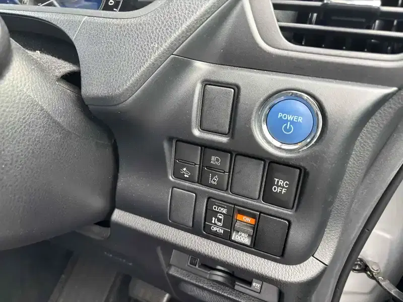 TOYOTA VOXY HYBRID X Image 10
