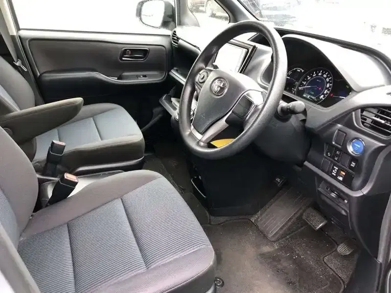 TOYOTA VOXY HYBRID X Image 3