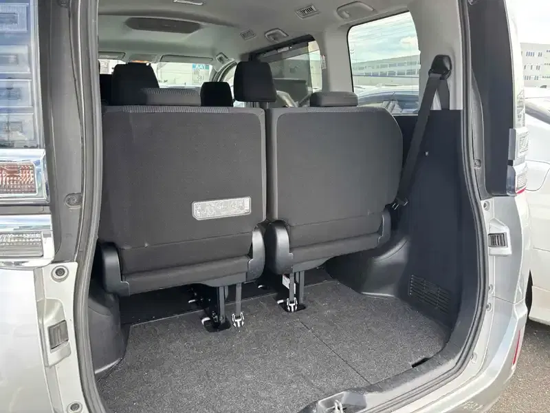 TOYOTA VOXY HYBRID X Image 13